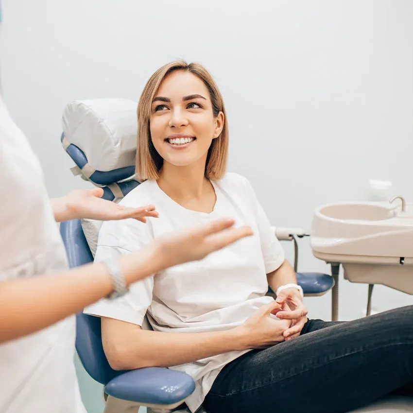 Equipo dental de Torrance Dental Spa con una paciente